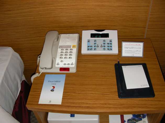 電話機と部屋の電気のリモコン